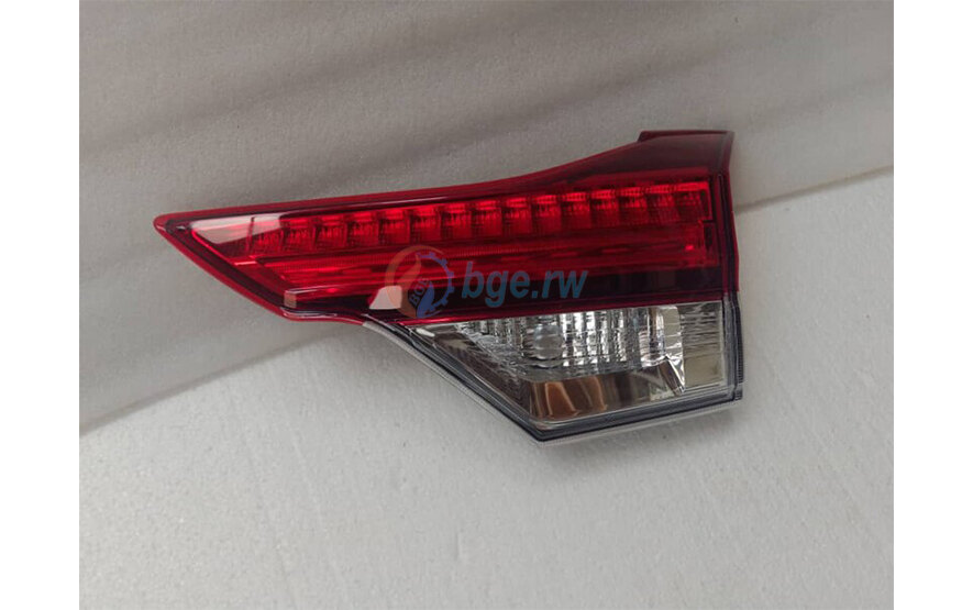 81581BZ040 -- BACK DOOR REFLECTOR RH. RUSH 18.