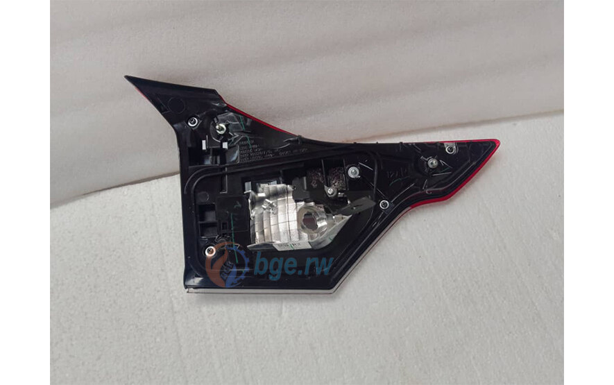81581BZ040 - BACK DOOR REFLECTOR RH. RUSH 18.