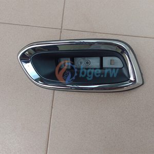 BEZEL, RR REFLECTOR, L